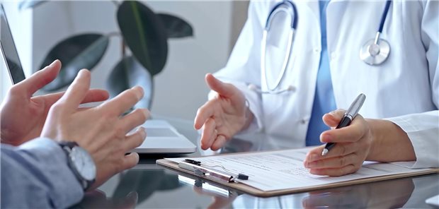 Koronare Herzerkrankungen: Beratung zu körperlichem Training kommt noch zu kurz Eine Ärztin berät einen Patienten.