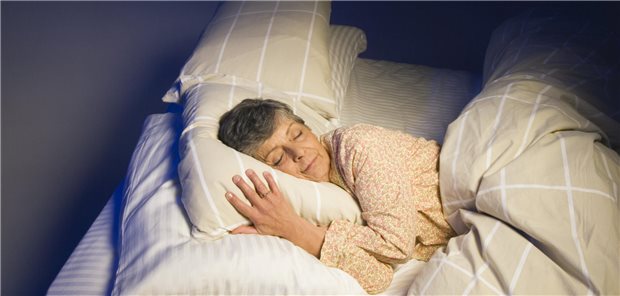 Licht im Schlafzimmer: Offenbar ein Risikofaktor für Herz und Gefäße Eine Frau liegt im Bett und schläft