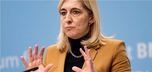 Warken: ePA soll digitaler Dreh- und Angelpunkt der Versorgung werden Nina Warken gestikuliert mit ihren Händen.