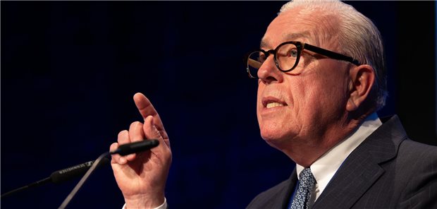 BÄK-Chef Reinhardt: „Niemand will die Versorgung einschränken – die Folgen der Reformen werden aber Klaus Reinhardt spricht auf der Bühne.