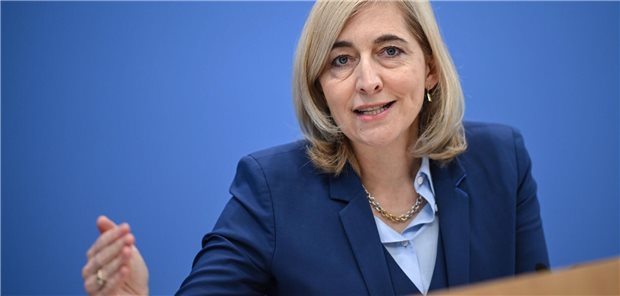 GKV-Sparpaket: Mehr Geld vom Bund und Aufschub fürs Pflegebudget Bundesgesundheitsministerin Nina Warken bei einer Pressekonferenz.