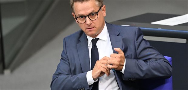 Linnemann verspricht Apothekern festen Platz in der Primärversorgung Gesundheitsminister Carsten Linnemann (CDU) sitzt im Bundestag auf der Regierungsbank bei den Beratungen zum Bundeshaushalt 2027.