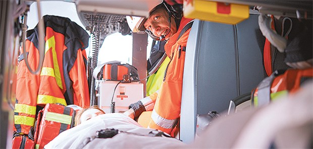 Vergangenheit, die nicht vergeht "Wir bereiten uns akribisch vor": Der Unfallchirurg und Notfallmediziner Dr. Uwe Schweigkofler im Rettungshubschrauber.