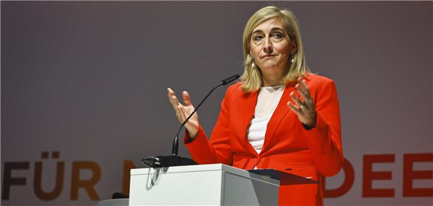 Zwei Gesundheitsministerinnen – ein gemeinsames Reformziel Bundesgesundheitsministerin Nina Warken spricht bei der Eröffnung des Hauptstadtkongresses 2026.