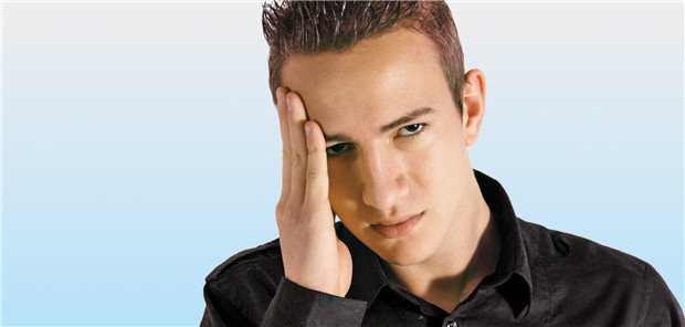 Akupunktur zur Migräneprophylaxe: IQWiG spitzt Nutzenbewertung am Ende nochmal zu ein junger Mann hällt sich die Hand an die Schläfe