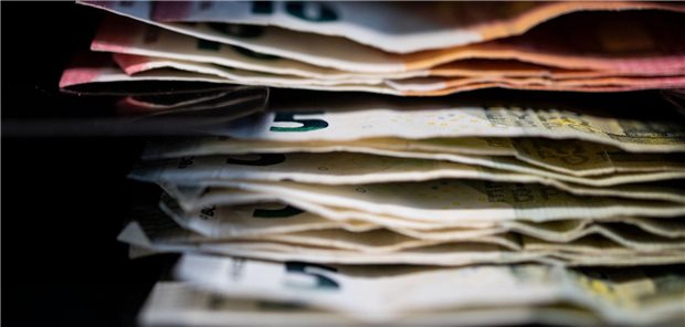 Fachärzteverband SpiFa warnt vor Schwächung der ambulanten Versorgung Mehrere Euro-Geldscheine liegen übereinander gestappelt.