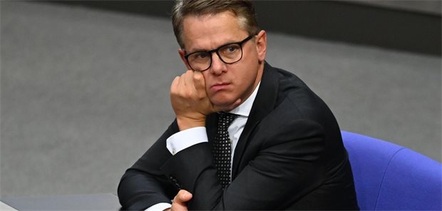 Kabinettsentwurf zur Pflegereform: Definitiv zu wenig Carsten Linnemann (CDU), Bundesminister für Gesundheit, sitzt bei einer Sitzung des Bundestags auf der Regierungsbank.