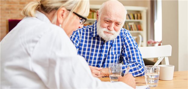Länger im häuslichen Umfeld: Warum die Wohnberatung ein guter Hebel sein kann Ärztin im Gespräch mit älterem Patienten