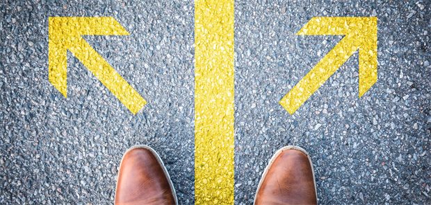 Für 20.000 ambulant angestellte Ärzte und Psychotherapeuten ist Niederlassung denkbar Schuhe vor zwei Pfeilen in unterschiedliche Richtungen