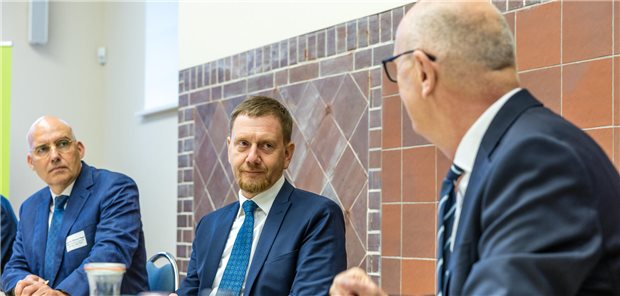 Wollen die Gesundheitsversorgung in der Lausitzer Region zukunftsfest machen (v.l.n.r.): Eckhard Nagel, Gründungsvorstand der Medizinischen Universität Lausitz, Sachsens Ministerpräsident Michael Kretschmer und sein Brandenburger Pendant Dietmar Woidke.