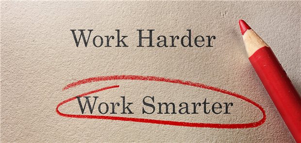 Stift umkreist die Wörter &quot;Work Smarter&quot;