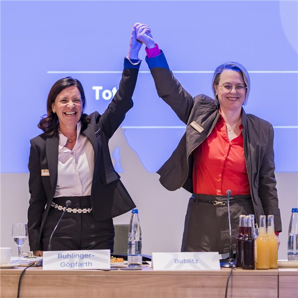 HzV in Baden-Württemberg: Dort regiert die ganz große Koalition Das Foto zeigt die beiden Vorsitzenden des Hausärztinnen- und Hausärzteverbands Baden-Württemberg.