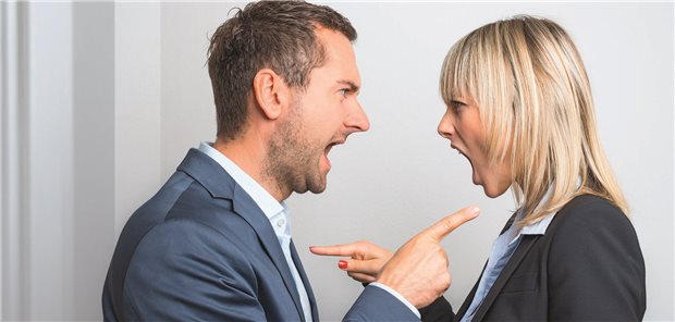 Streit unter Praxispartnern: Worauf es ankommt Ein Mann und eine Frau stehen sich gegenüber, zeigen mit dem Zeigefinger auf den anderen und brüllen sich an.