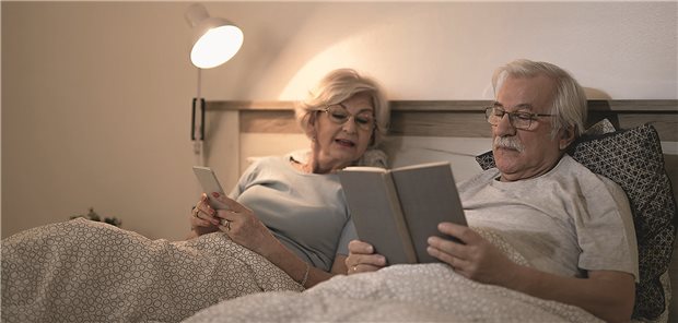 Herzinsuffizienz: Niedriger nächtlicher Blutdruck von Nachteil Blutdruckmessung eines Mannes der auf seinem Bett liegt und schläft.