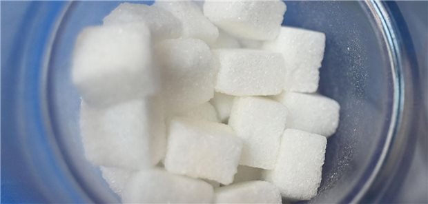 Süß, süßer, Deutschland Ein Glas ist mit Zuckerwürfeln gefüllt.