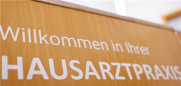 Primärversorgung: Eine Reform mit großen Folgen für den Praxisalltag Willkommensschild einer Hausarztpraxis.
