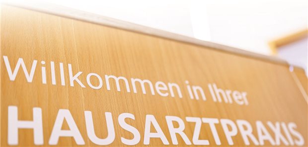 Prinzip „Hausarzt vor Facharzt“: Mehrheit der Bundesbürger ist dafür „Willkommen in Ihrer Hausarztpraxis“ steht am Empfang in einer Arztpraxis.