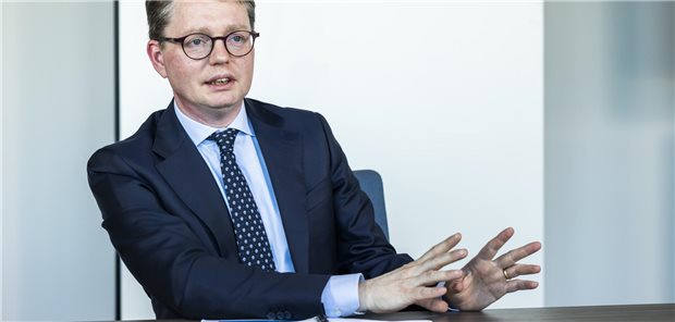 PKV-Chef warnt vor „Generationen-Folge-Last“ in dreistelliger Milliardenhöhe Dr. Florian Reuther, Direktor des PKV-Verbands, im blauen Anzug in einem Interview.