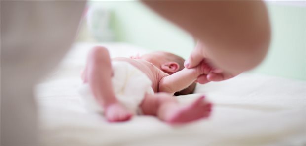 Hämatome bei Säuglingen: Immer Anzeichen für Kindesmisshandlung? Eine Ärztin führt eine körperliche Untersuchung bei einem Baby durch.