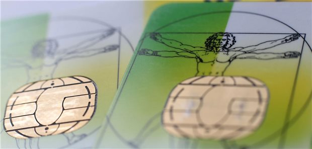 Zwei Innungskrankenkassen erwägen 2027 Fusion Zwei elektronische Versichertenkarten liegen auf einem Tisch.