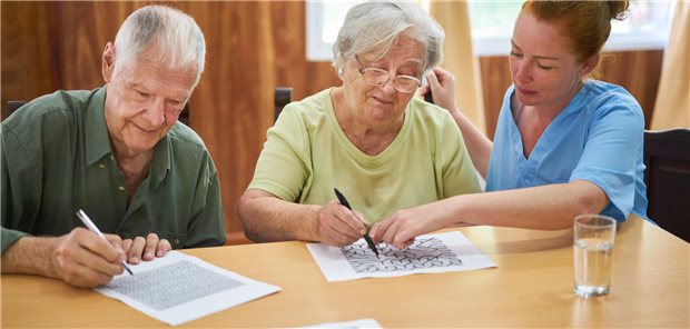 Semaglutid wirkt nicht gegen Alzheimer Gruppe Senioren sitzt gemeinsam am Kaffeetisch im Aufenthaltsraum im Seniorenheim
